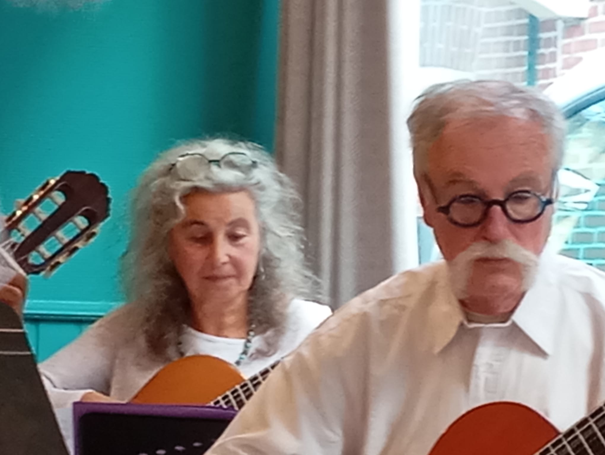 guitaristes concentré sur leur partition